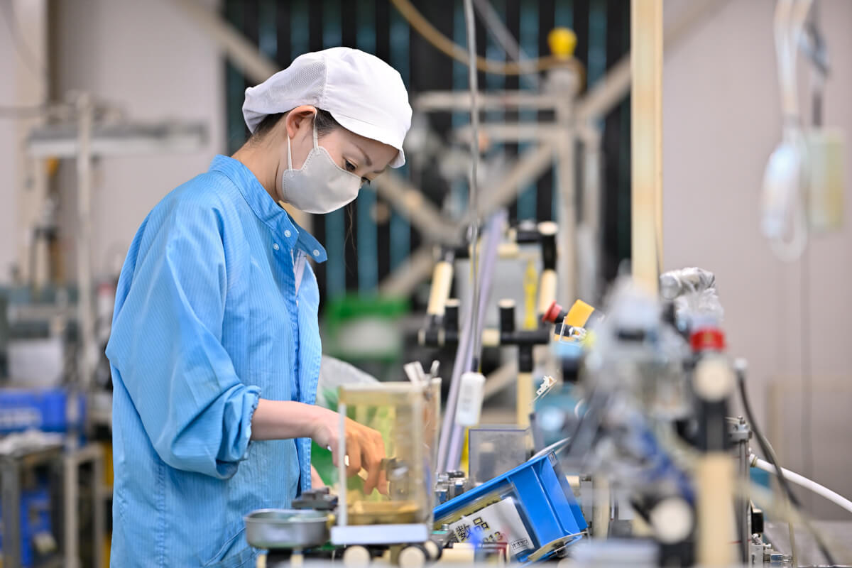 株式会社オオサワで真剣に働く様子